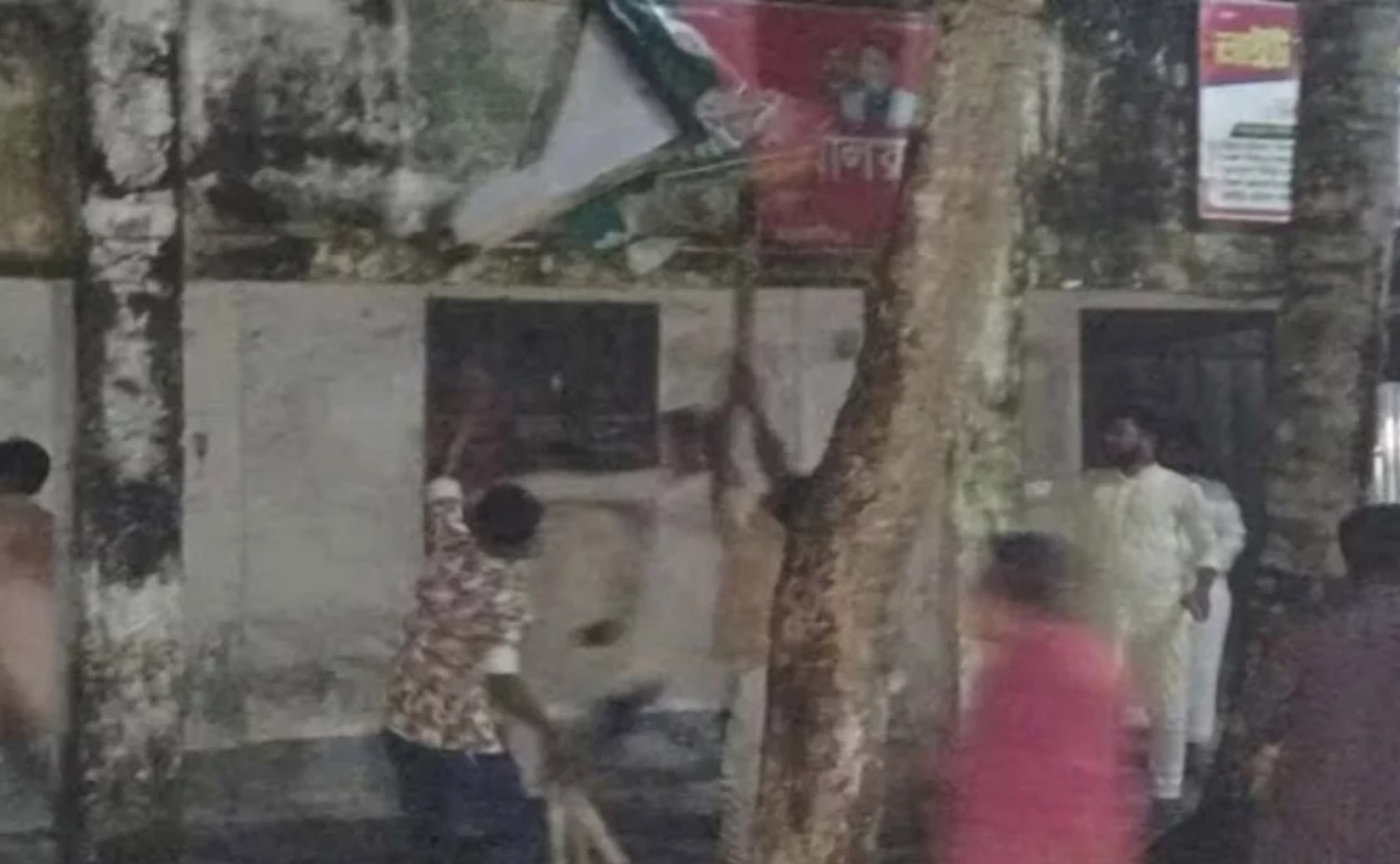 নুরের ওপর হামলার প্রতিবাদে ময়মনসিংহে জাতীয় পার্টির কার্যালয় ভাঙচুর