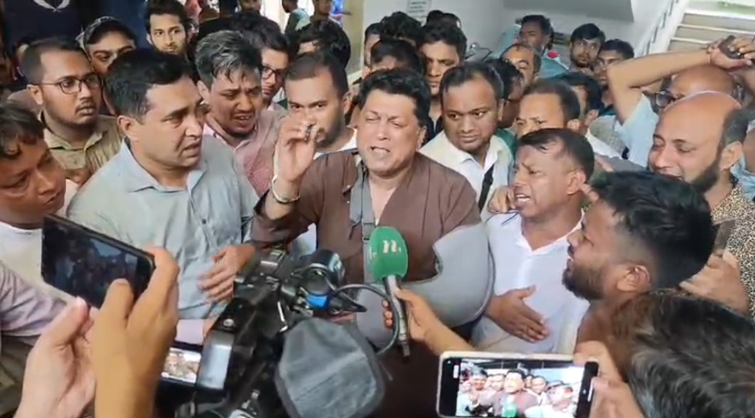 চবিতে হামলায়, প্রশাসনের অসহায়ত্বের কথা তুলে ধরে কাঁদলেন উপ-উপাচার্য