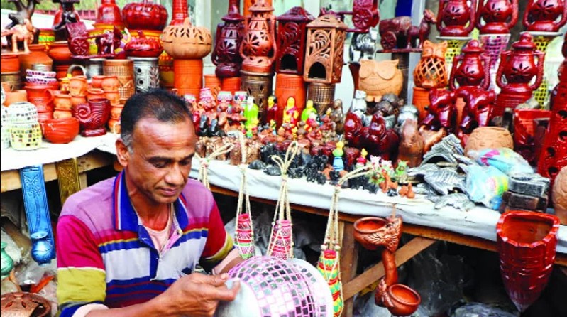 হাঁড়ি-কলসি থেকে টেরাকোটা: দোয়েল চত্বরে মাটির শিল্পের রঙিন দুনিয়া