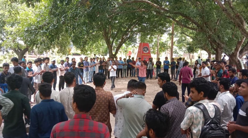 চবিতে শিক্ষার্থীদের ওপর হামলায় উত্তাল ক্যাম্পাস, বিক্ষোভ ছাত্রদলের