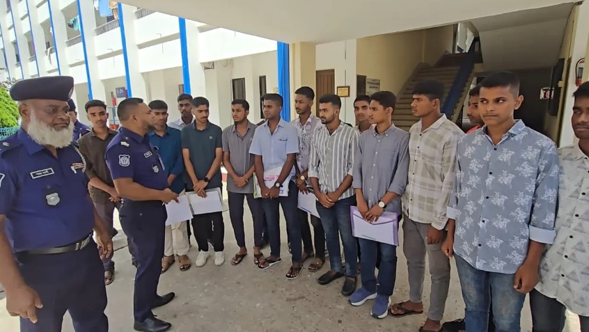 মাত্র ২২০ টাকায় মিলল পুলিশে চাকরি