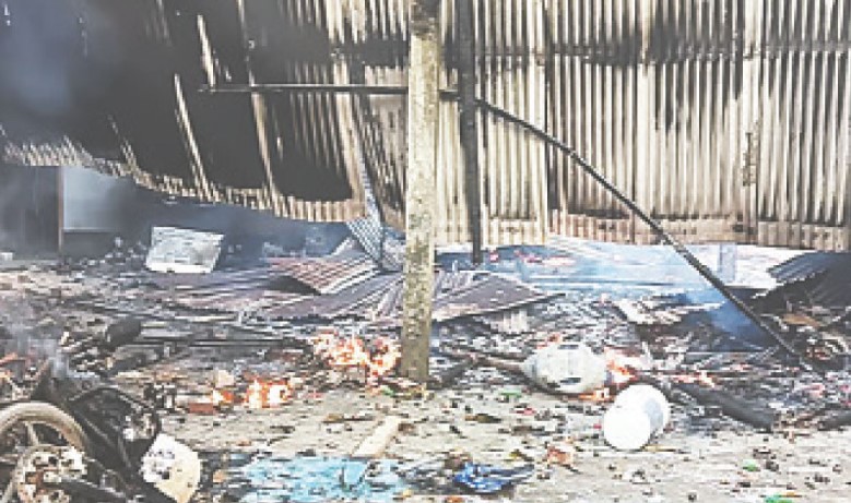 রাজবাড়ীর নুরাল পাগলার দরবারে বিক্ষোভ, মরদেহ উত্তোলন করে আগুন ধরাল জনতা