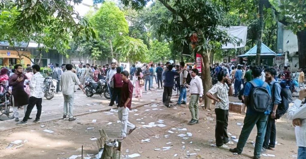 ডাকসু নির্বাচন: শেষ দিনের প্রচারে ব্যস্ত প্রার্থী ও সমর্থকরা