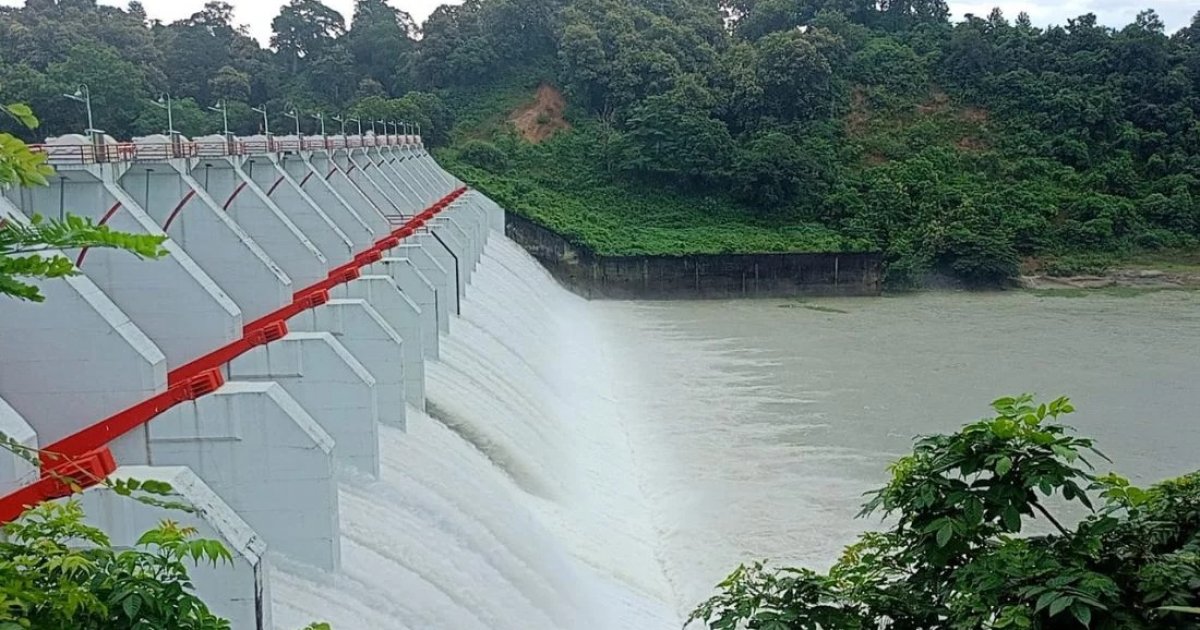 কাপ্তাই বাঁধে ১৬ গেট খোলা: কর্ণফুলীতে তীব্র পানি প্রবাহ