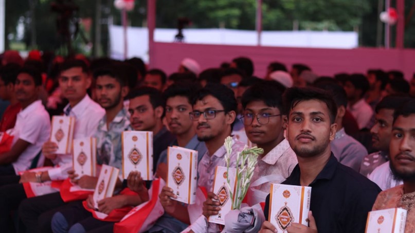 কুরআন, উপহার ও দিকনির্দেশনা: ভিন্নধর্মী নবীনবরণ বেরোবিতে