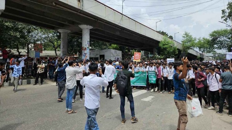 সাত দফা দাবিতে সাতরাস্তা অবরোধ