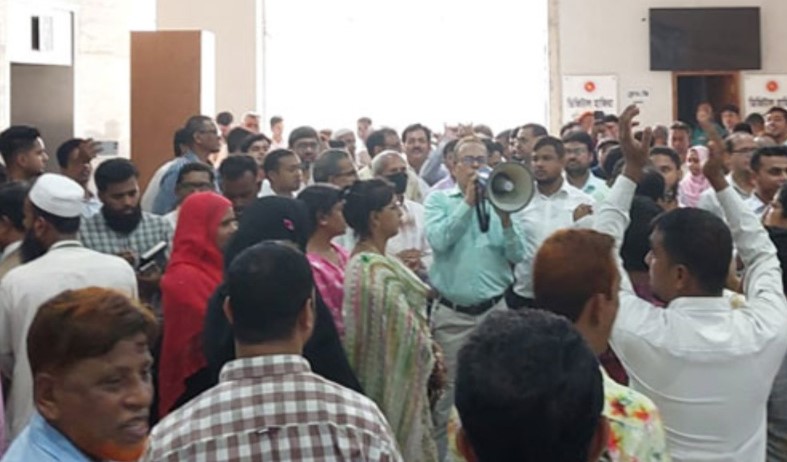 আবারও কর্মচারীদের বিক্ষোভে উত্তাল সচিবালয়