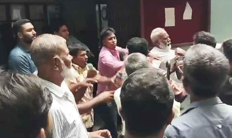 সরকারি অফিসে ঢুকে হামলা: মানববন্ধনকারীদের পেটালেন বিএনপি নেতাকর্মীরা