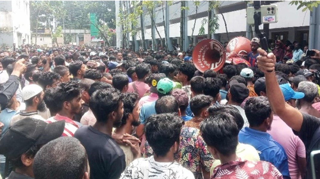 সিলেটে ডিসি অফিস ঘেরাও, নগরভবনে ইটপাটকেল: রিকশাচালকদের তাণ্ডব