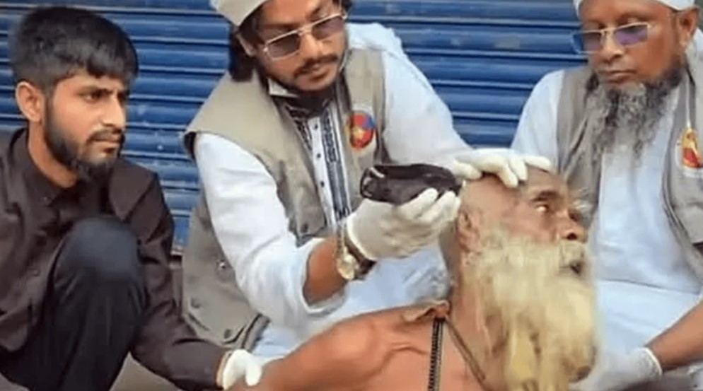 অসহায় বৃদ্ধের চুল-দাড়ি জোর করে কেটে দেওয়ায় মামলা