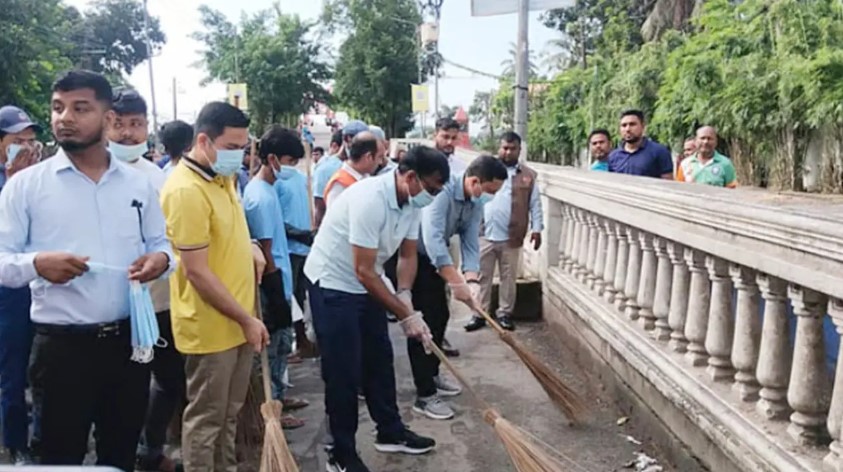 ঝাড়ু হাতে রাস্তায় নামলেন সিলেটের জেলা প্রশাসক