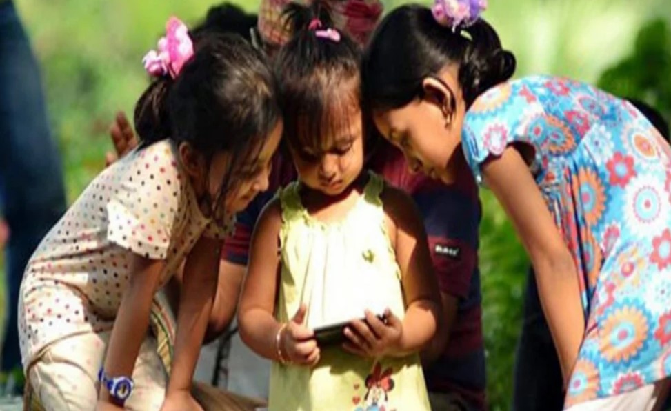 ‘স্মার্টফোন মারণাস্ত্র’: মেধাহীনতা ও আত্মহত্যার ঝুঁকিতে শিশু-কিশোররা