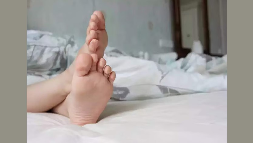 রাতে বারবার পা নড়ে? সতর্ক হোন, হতে পারে ‘রেস্টলেস লেগ সিনড্রোম’