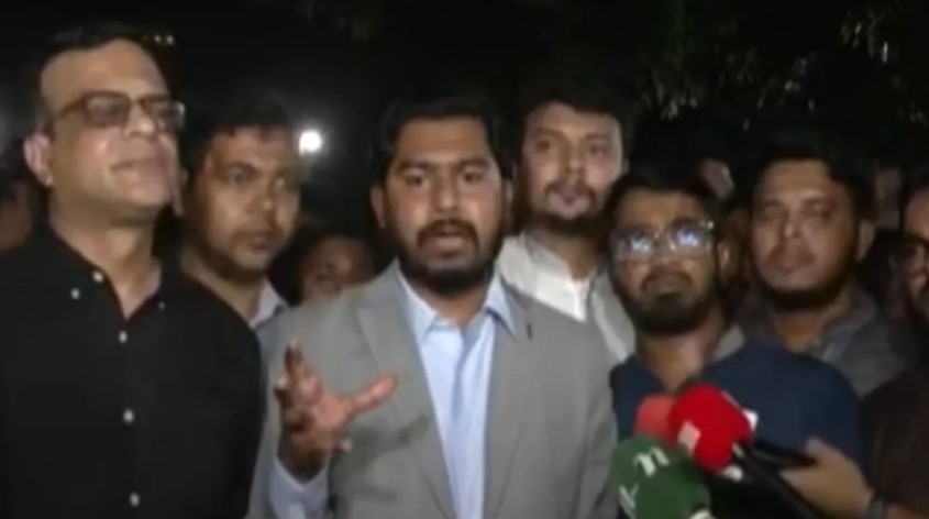 ভবিষ্যতে তাদের গলায় গামছা দেব: দেশে ফিরেই নুরের হুঁশিয়ারি