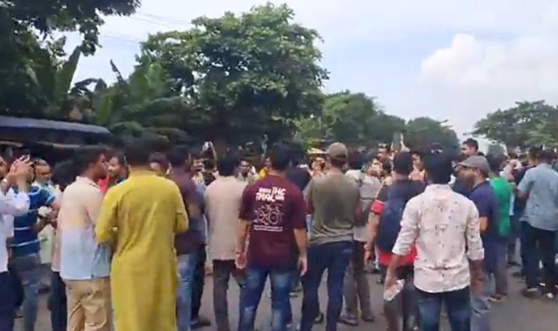 ইসলামী ব্যাংকের কর্মীদের অবরোধে ঢাকা-চট্টগ্রাম মহাসড়কে যানজট
