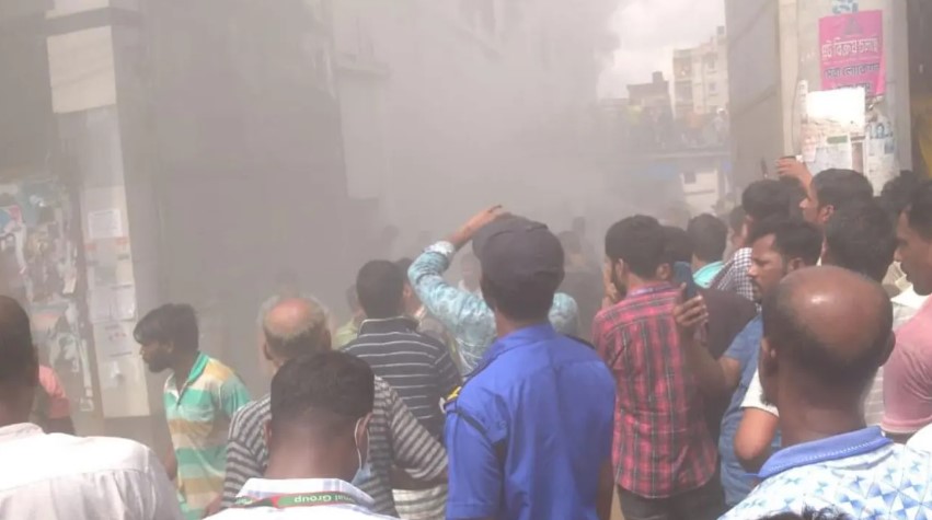 আশুলিয়ায় পোশাক কারখানায় ভয়াবহ আগুন
