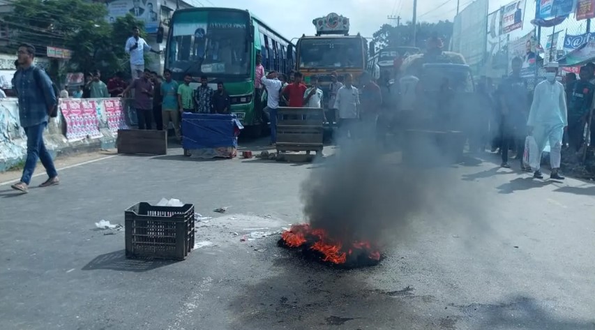 হাটহাজারীতে হেফাজতের অবরোধ: চট্টগ্রাম-রাঙামাটি মহাসড়কে যান চলাচল বন্ধ