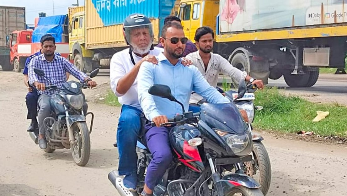 যানজটে আটকা পড়ে গাড়ি ছেড়ে মোটরসাইকেলে উপদেষ্টা