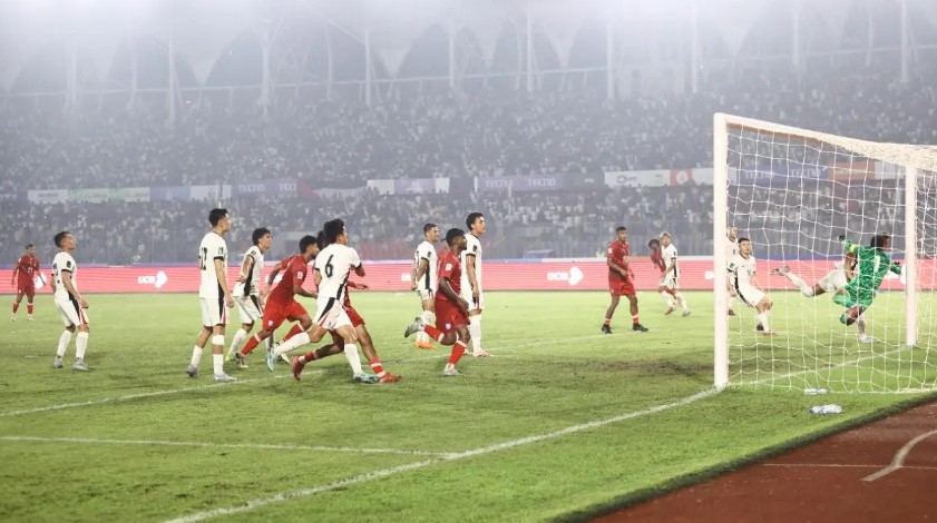 শেষ বাঁশি বাজার মুহূর্তে স্বপ্ন চুরি: নাটকীয় ম্যাচে হারল বাংলাদেশ