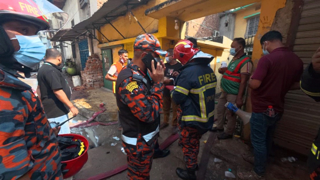 মিরপুরে পোশাক কারখানা ও রাসায়নিক গুদামের আগুনে নিহত ৯