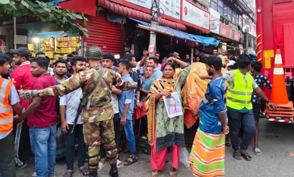 মিরপুরের আগুনে নিহতের সংখ্যা বেড়ে ১৬, নিখোঁজদের খোঁজে স্বজনদের ভিড়