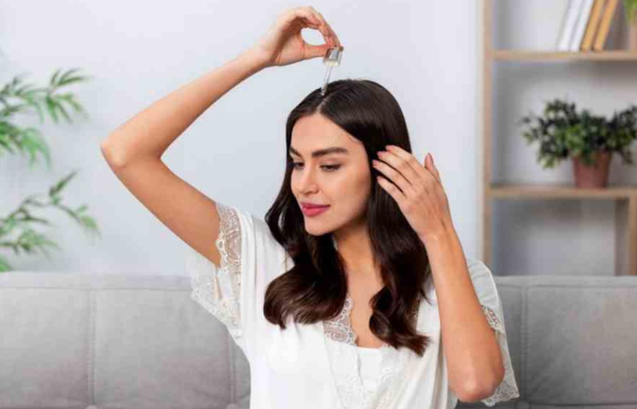 শীতে চুল ঝরা ও খুশকি: সমাধান মিলবে এই ৬ অভ্যাসে
