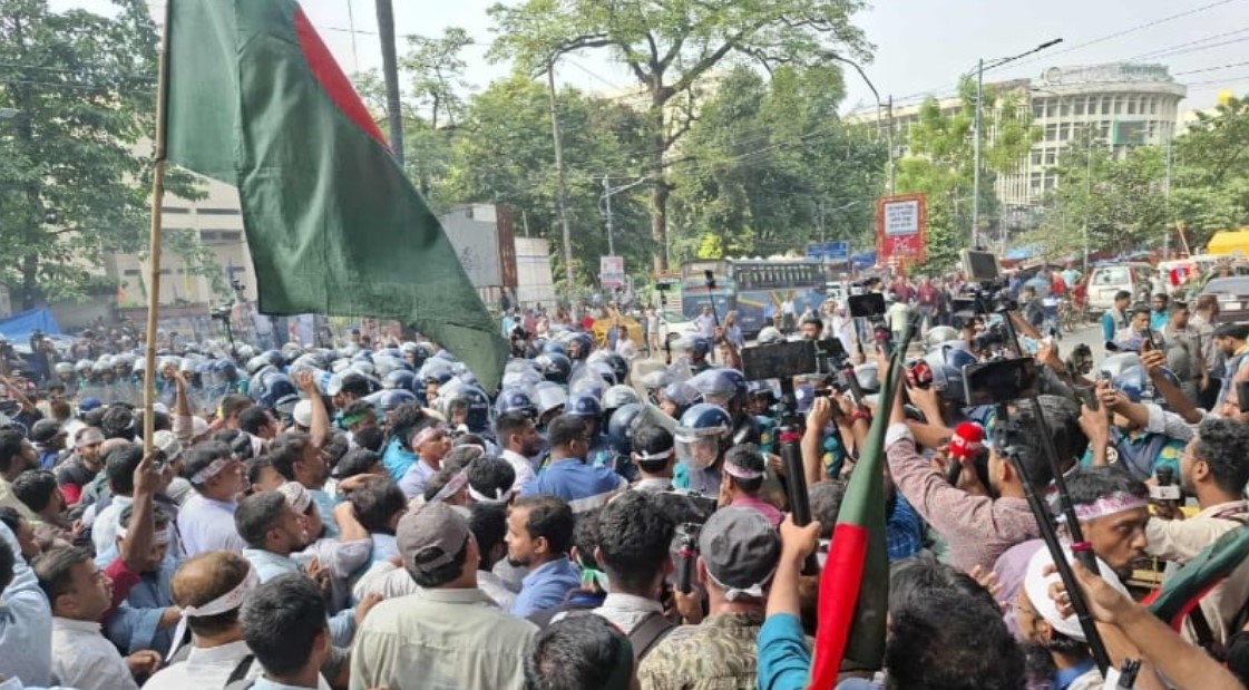 এমপিওভুক্ত শিক্ষকদের আন্দোলনে অচল শাহবাগ, পুলিশের ব্যারিকেড ভেঙে অবরোধ