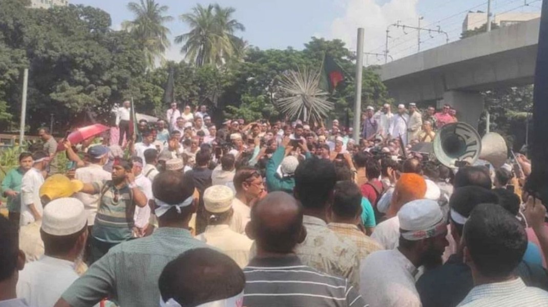 এমপিওভুক্ত শিক্ষকদের বিক্ষোভ: ৩ দফা দাবিতে হাইকোর্টের সামনে সড়ক অবরোধ
