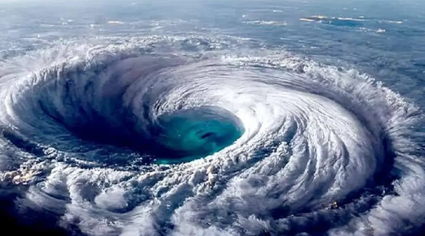 সাগর উত্তাল: ধেয়ে আসছে ঘূর্ণিঝড়