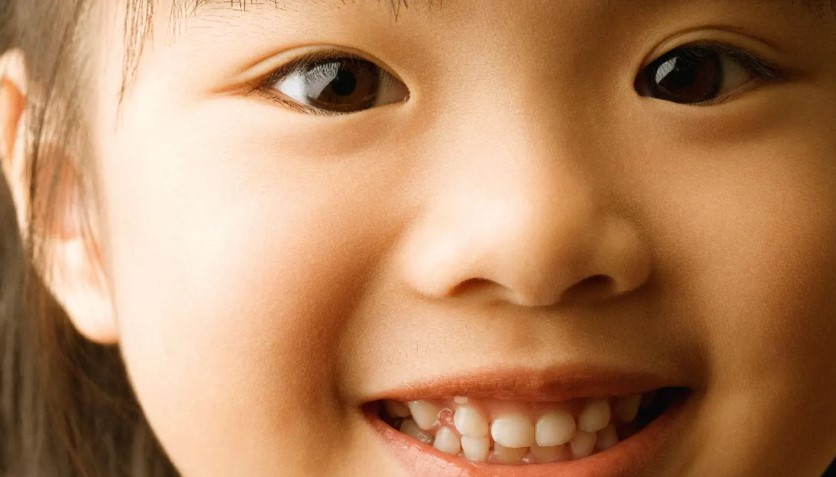 দৃষ্টিশক্তি কমছে শিশুর? চোখে সমস্যা আছে কিনা বুঝবেন যে ৬টি লক্ষণে