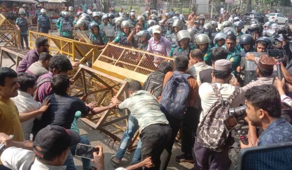 পুলিশের বাধা উপেক্ষা: শাহবাগে প্রতিবন্ধী গ্র্যাজুয়েটদের যমুনা পদযাত্রা