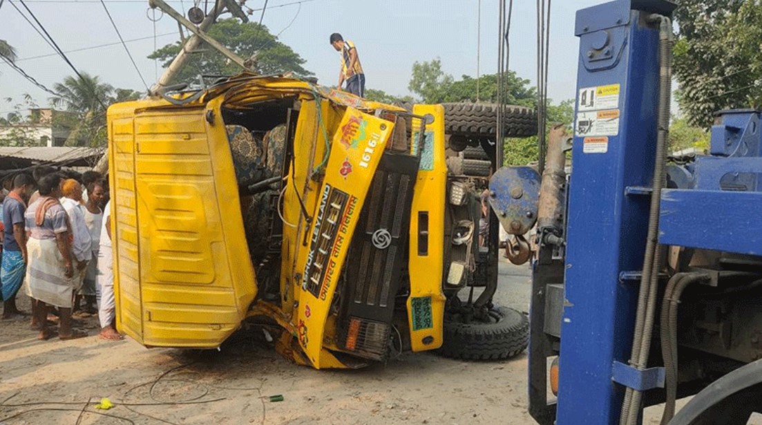 পাবনায় ট্রাকের ধাক্কায় ভ্যানচালকসহ দুই শিক্ষার্থী নিহত