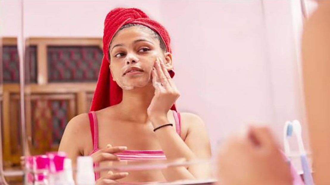 ত্বকের যত্নে রাতের রুটিন: উজ্জ্বল ও কোমল ত্বক পেতে যা করবেন