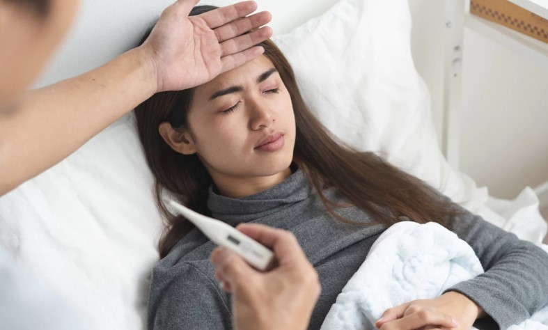 জ্বর হলেই ওষুধ নয়: অতিরিক্ত প্যারাসিটামল কেন লিভার ও কিডনির ক্ষতি করে?