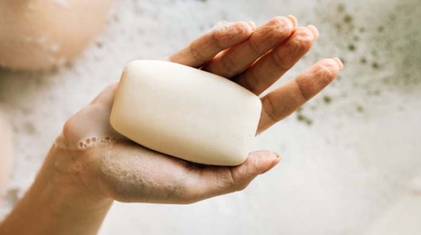 ত্বক উজ্জ্বল রাখতে: বার সাবান নয়, বেছে নিন সঠিক ফেসিয়াল ক্লিনজার