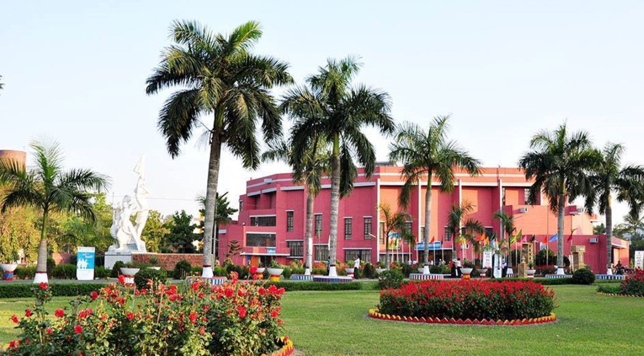 সিনিয়র প্রভাষকের কাছে নারী শিক্ষার্থীর গোপন ছবি পাঠানোর অভিযোগে তোলপাড় বাকৃবি