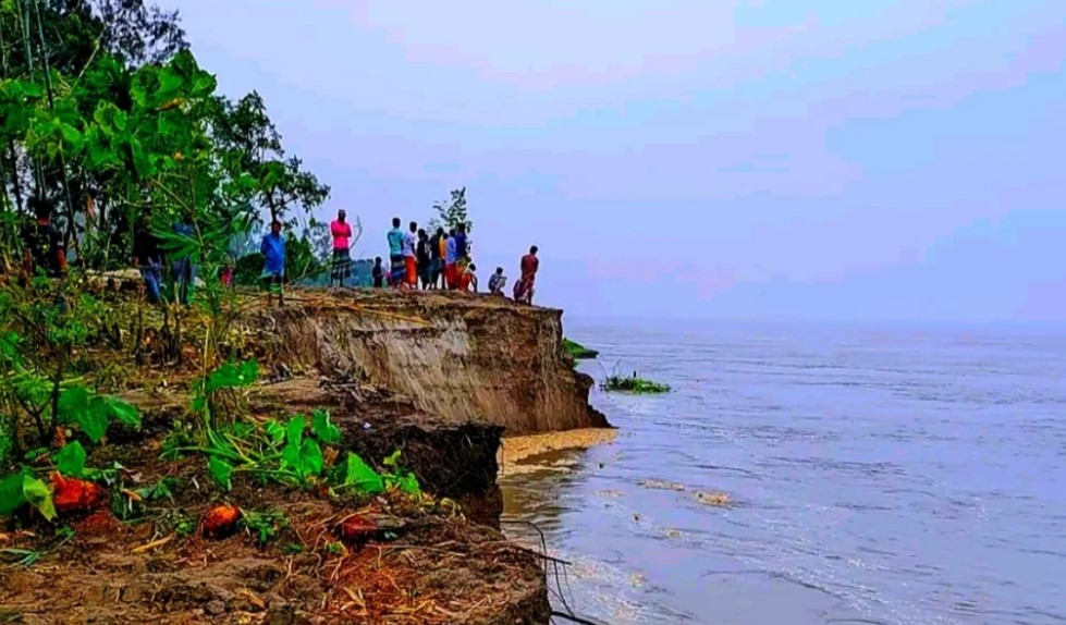 অসময়ের তীব্র ভাঙনে বিলীন শত ঘর-মসজিদ, মানচিত্র থেকে মুছে যাওয়ার আতঙ্কে মন্নিয়ার চর