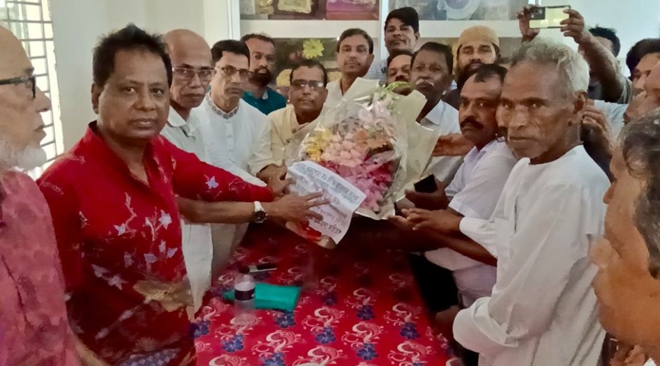 আওয়ামী লীগ থেকে বিএনপিতে শতাধিক নেতাকর্মীর যোগদান