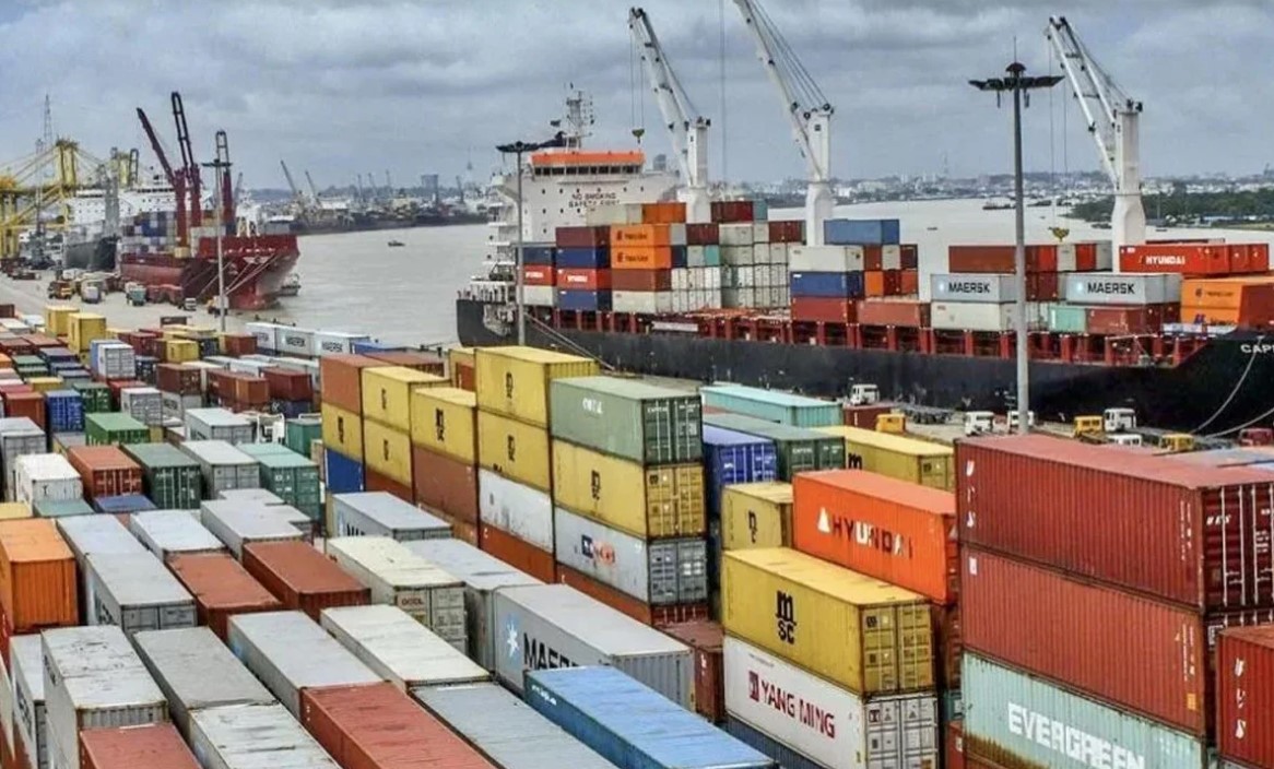 রপ্তানি আয়ে বড় ধস; যুক্তরাষ্ট্রের শুল্কে চাপে পোশাক শিল্প