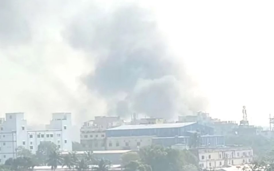 তুলার গুদামে আগুন নিয়ন্ত্রণে ফায়ার সার্ভিসের ৭টি ইউনিট, নিয়ন্ত্রণে আসেনি এখনো