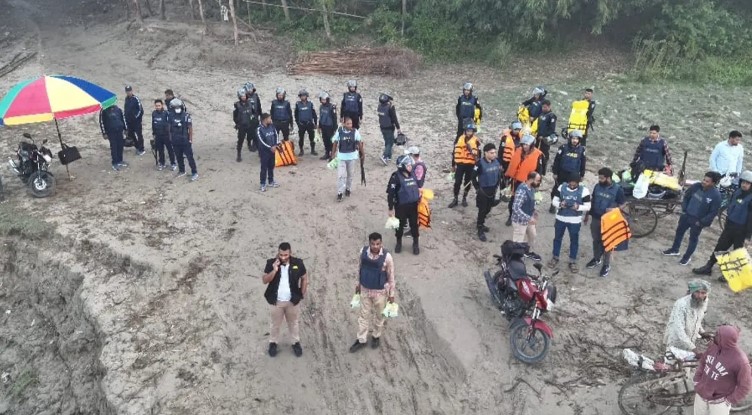 পদ্মার চরাঞ্চলে অপারেশন ফার্স্ট লাইট: উদ্ধার বিপুল আগ্নেয়াস্ত্র