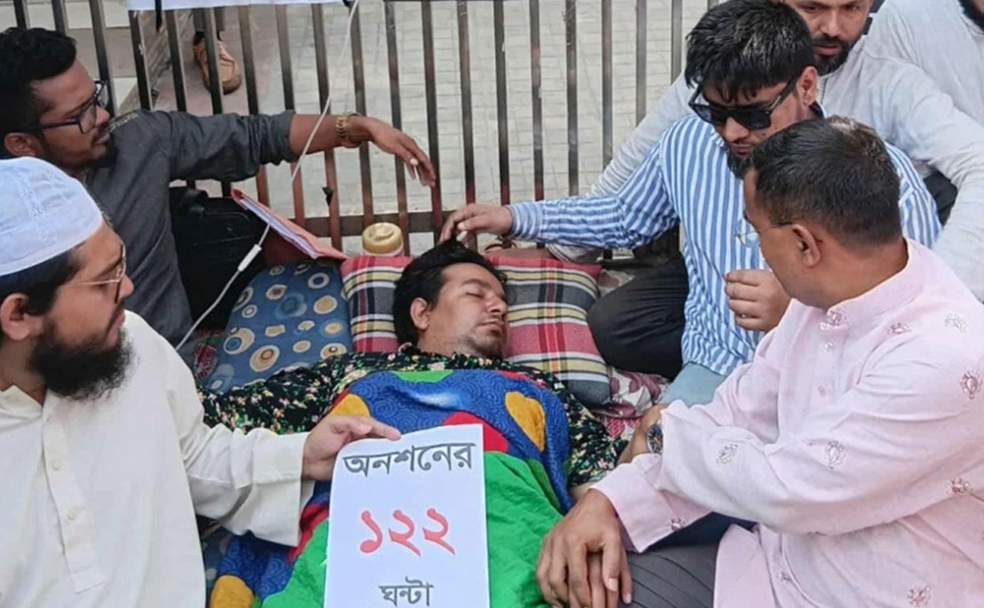 দল নিবন্ধনে অনড়: ইসি’র গেটে ১২৩ ঘণ্টা ধরে অনশনে তারেক রহমান