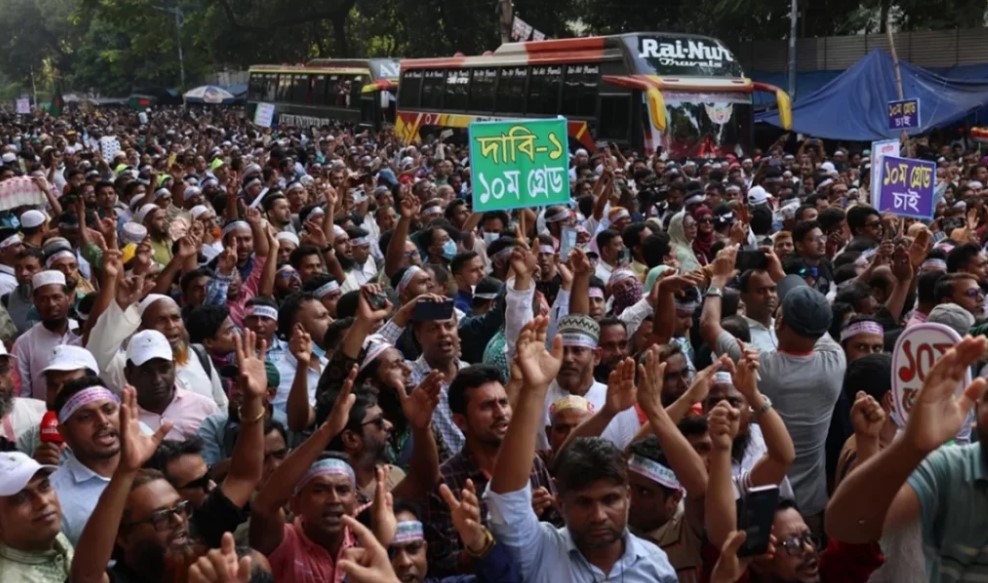 বার্ষিক পরীক্ষার মুখে স্থবির শিক্ষা: শিক্ষকদের কর্মবিরতিতে ক্লাস বন্ধ, শঙ্কায় পড়েছেন অভিভাবকরা