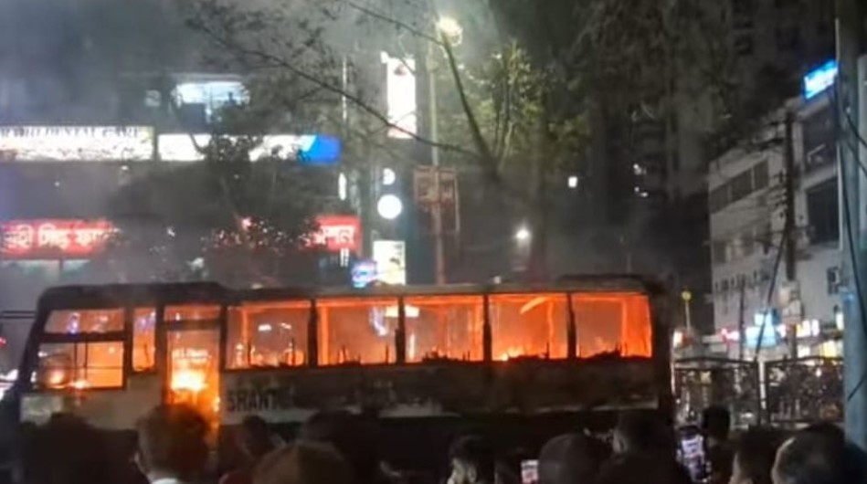 ধানমন্ডির ল্যাবএইড হাসপাতালের সামনে চলন্ত বাসে আগুন