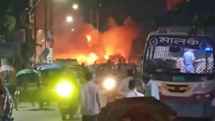 রাজধানীতে ফের বাসে আগুন মালঞ্চ পরিবহনের বাস পুড়ল সূত্রাপুরে