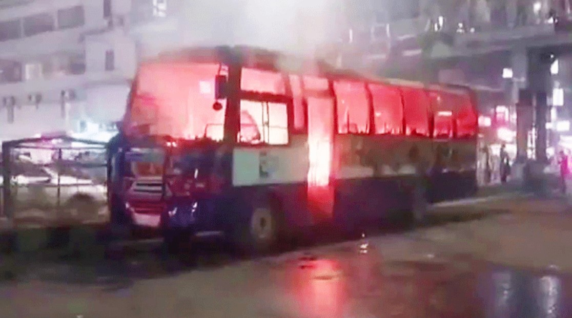 রাজধানীর তিন এলাকায় আরও বাসে আগুন এক দিনে ছয় বাসে অগ্নিসংযোগ