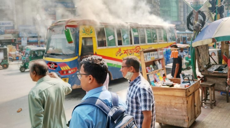 সনি সিনেমা হলের সামনে বাসে অগ্নিসংযোগ রাজধানীতে আতঙ্ক