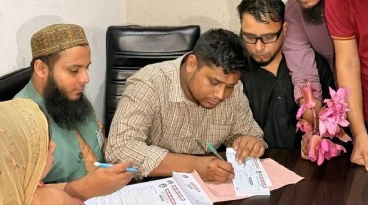 জন্মদিনের দিনেই মনোনয়ন ফরম তুললেন এনসিপি সংগঠক হাসনাত আবদুল্লাহ