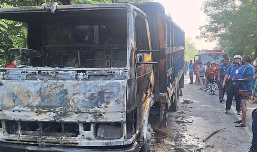 পদ্মা সেতুর সামনে অবরোধ: ট্রাকে আগুন ও ককটেল বিস্ফোরণে যান চলাচল বন্ধ