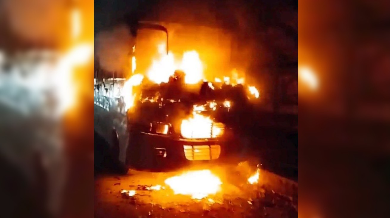 শিবালয়ে গভীর রাতে স্কুলবাসে আগুন, ঘুমন্ত চালক দগ্ধ